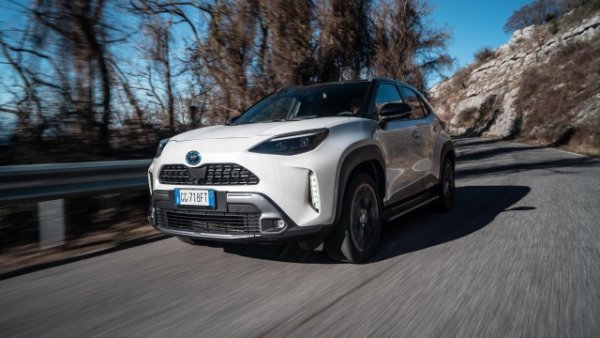 Девето място сред бензиновите хибриди е за Toyota Yaris Cross с 0,4682 евро/км. Този SUV от сегмент B с изчистени форми е с дължина от 4,18 метра, ширина от 1,77, височина от 1,60 и междуосие от 2,56. Багажникът е с капацитет от 397 литра, който пада до 320 при версията със задвижване на всички колела. 

Пълният хибриден двигател е 1.5 трицилиндров с 92 к.с. и 120 Нм въртящ момент, комбиниран с електрически мотор с мощност 80 к.с. за комбинирана мощност от 116 коня. Разходът е 4,5-4,9 л/100 км.